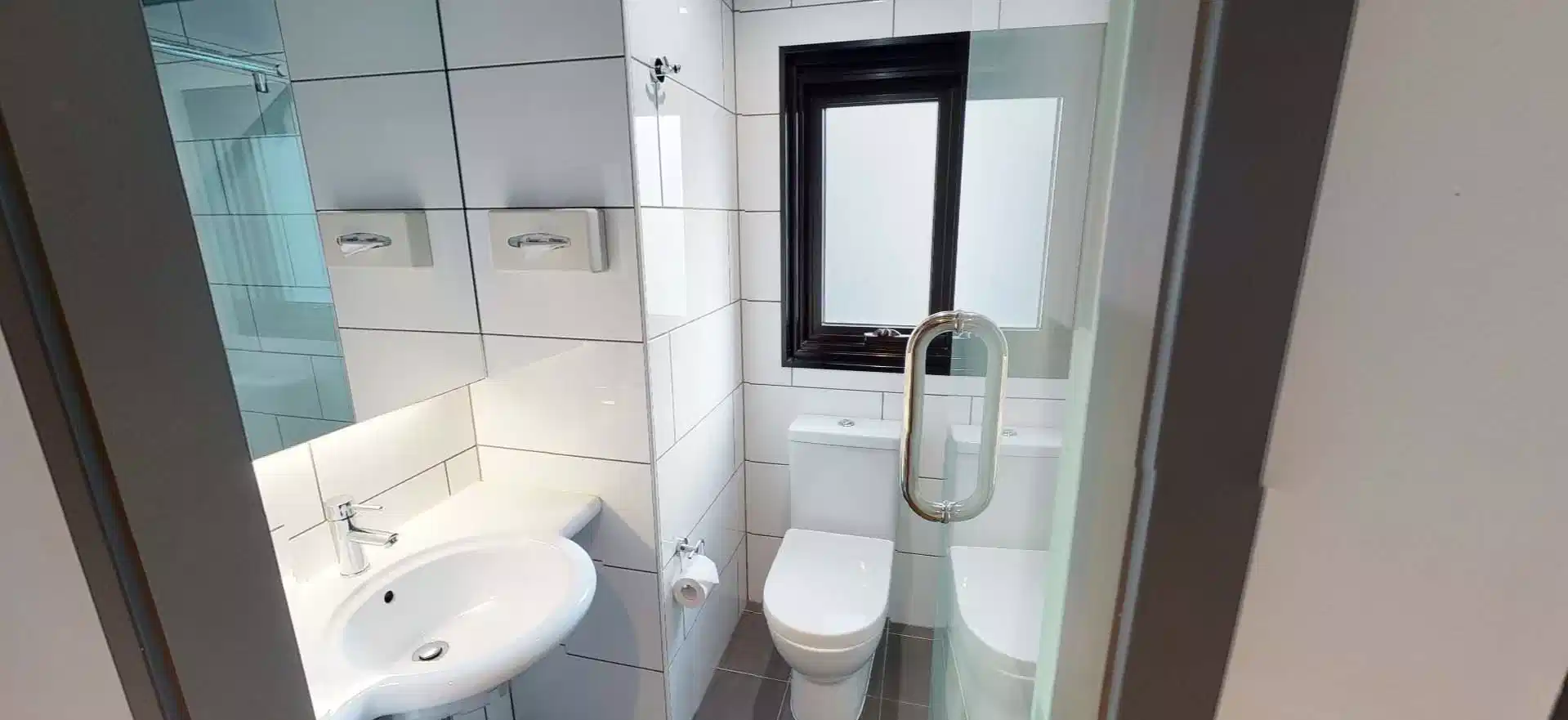 Common Area?w=400&h=260&fit=crop&q=40&auto=format&trim=auto