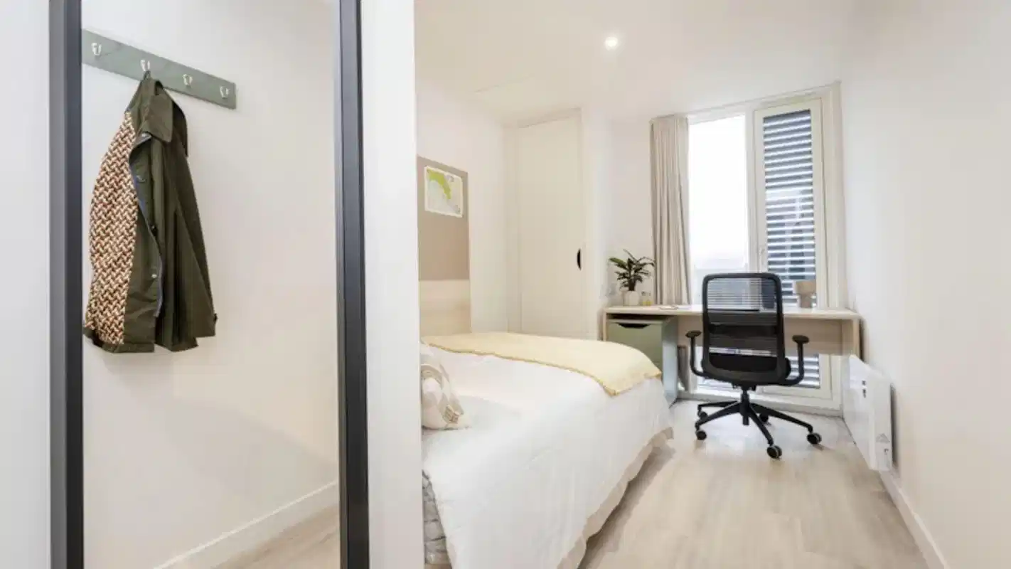 Room?w=400&h=260&fit=crop&q=40&auto=format&trim=auto