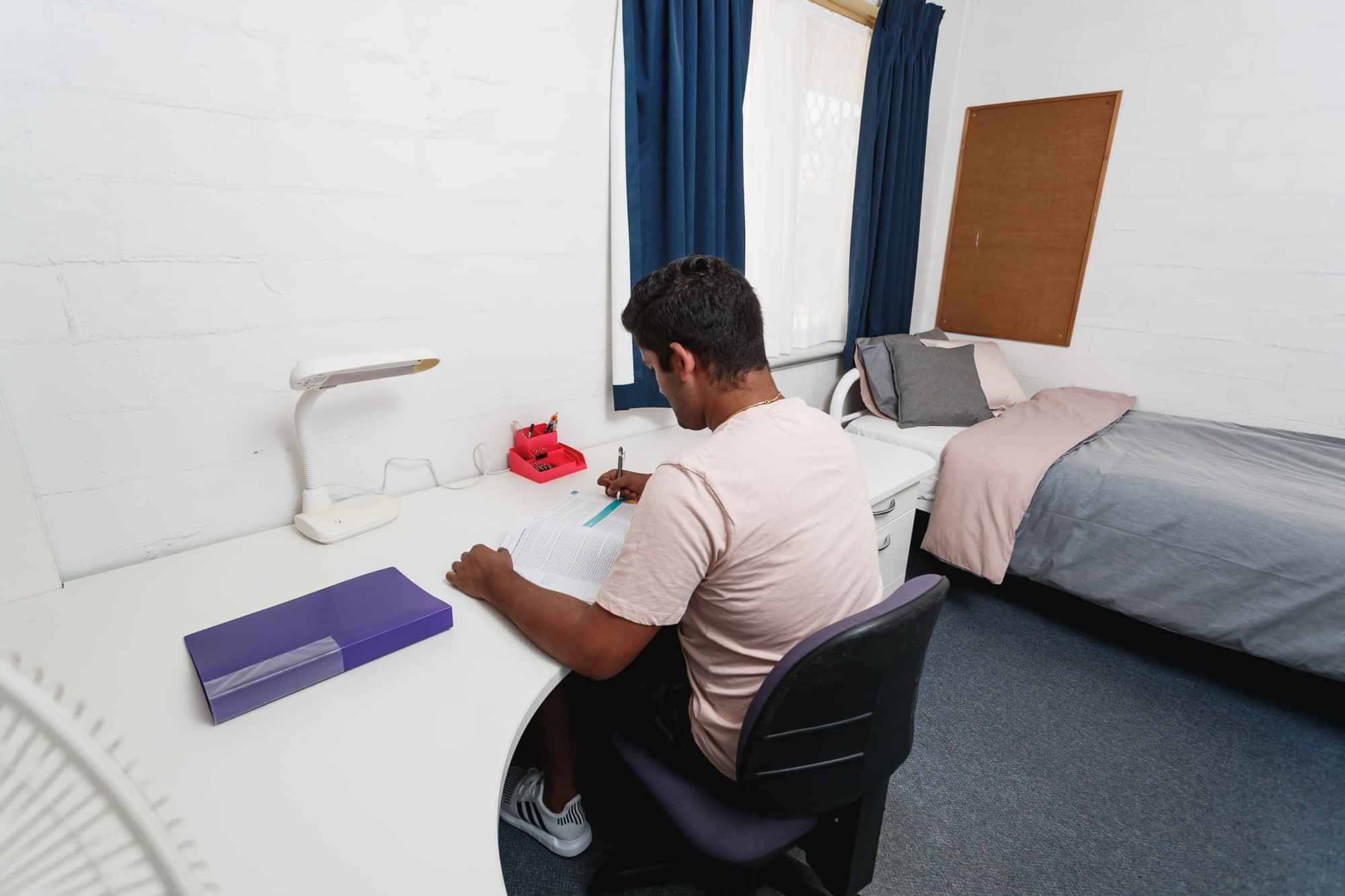 Common Area?w=400&h=260&fit=crop&q=40&auto=format&trim=auto