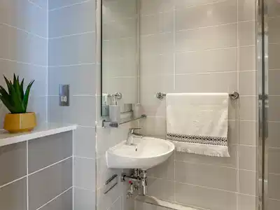 Exterior?w=400&h=260&fit=crop&q=40&auto=format&trim=auto