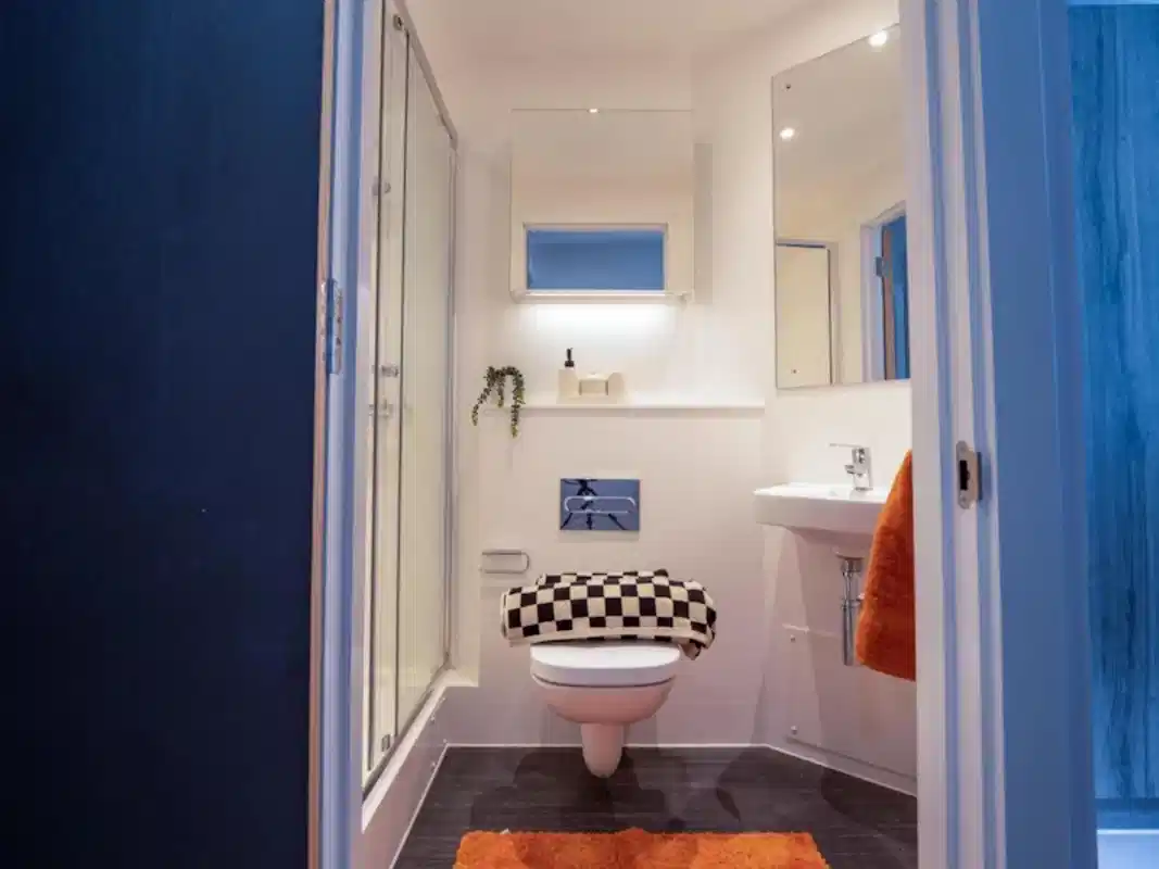 Common Area?w=400&h=260&fit=crop&q=40&auto=format&trim=auto