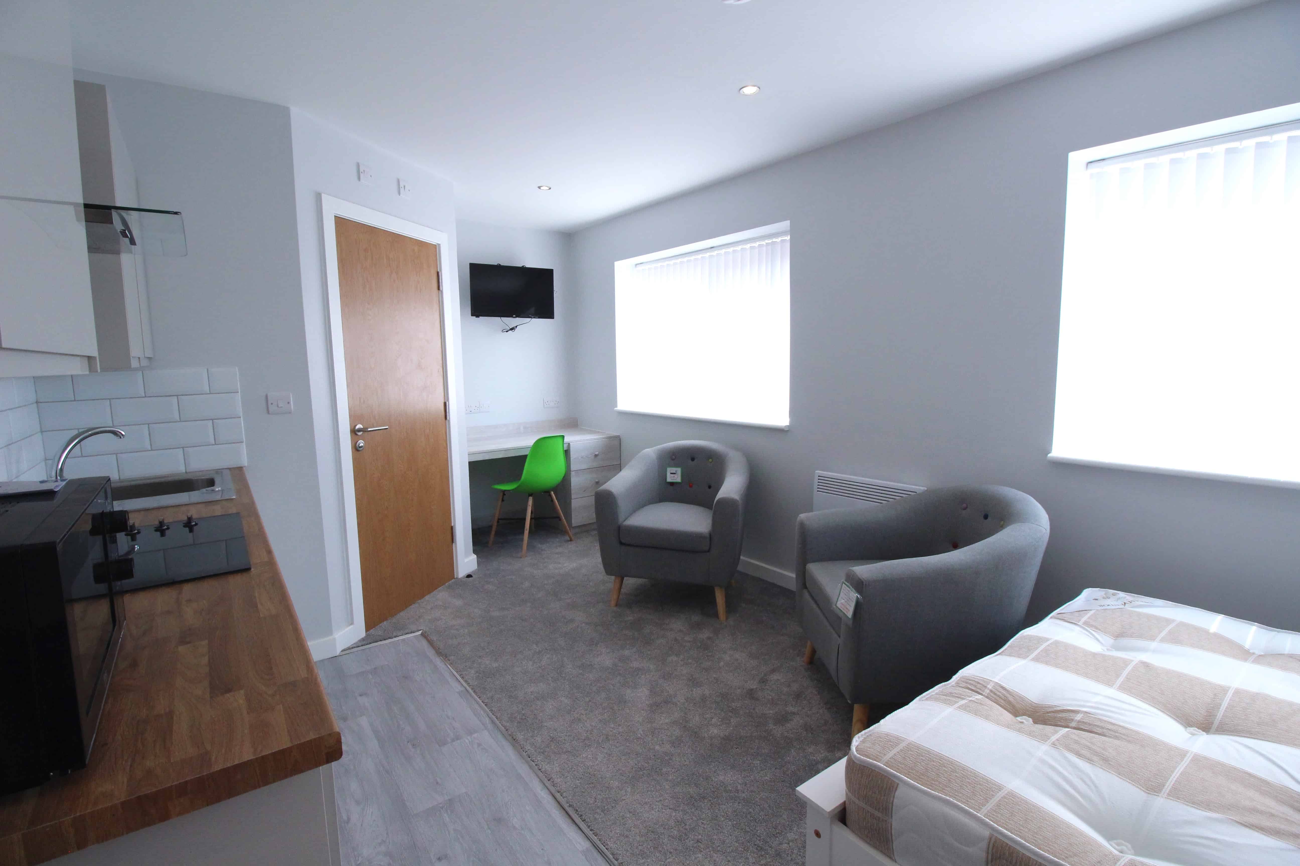 Exterior?w=400&h=260&fit=crop&q=40&auto=format&trim=auto