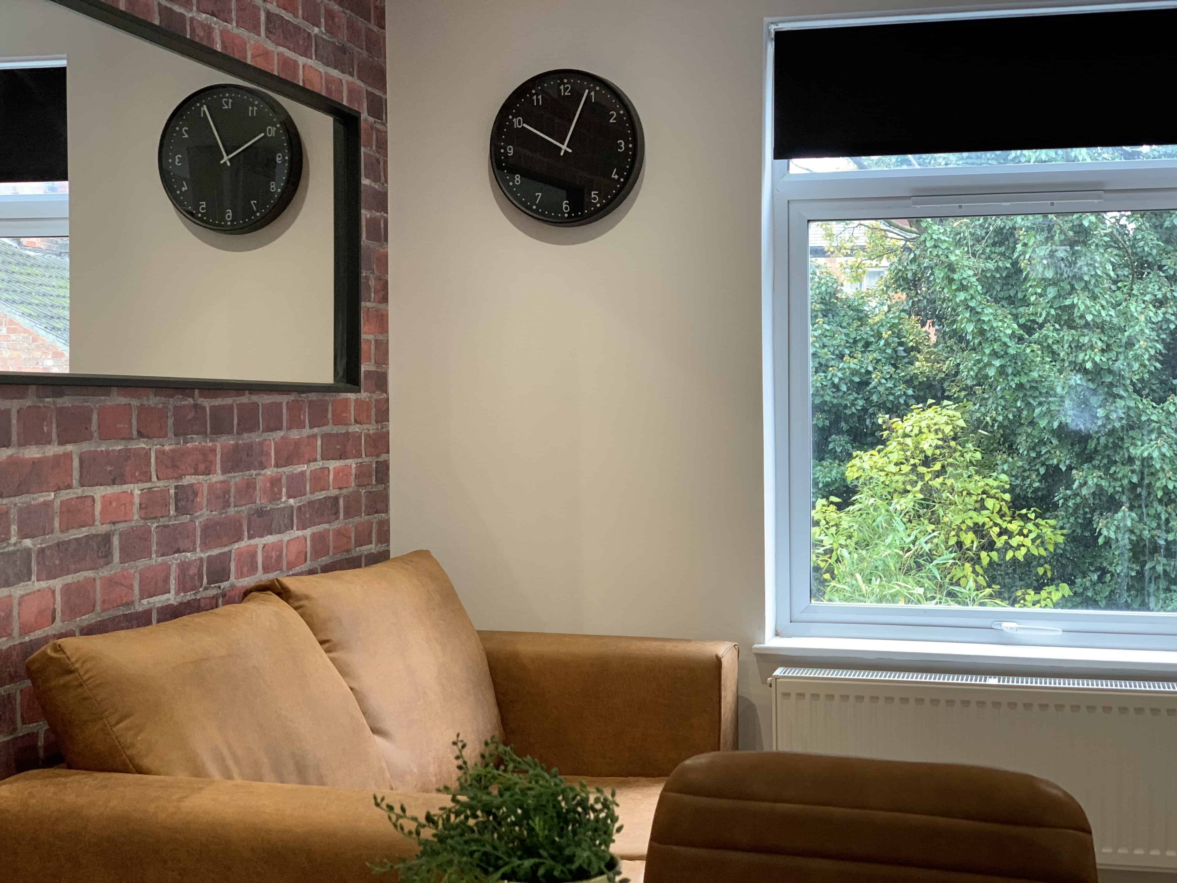 Bedroom?w=400&h=260&fit=crop&q=40&auto=format&trim=auto