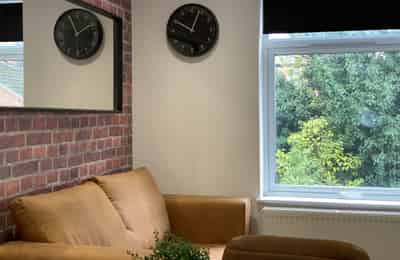 Bedroom?w=400&h=260&fit=crop&q=40&auto=format&trim=auto