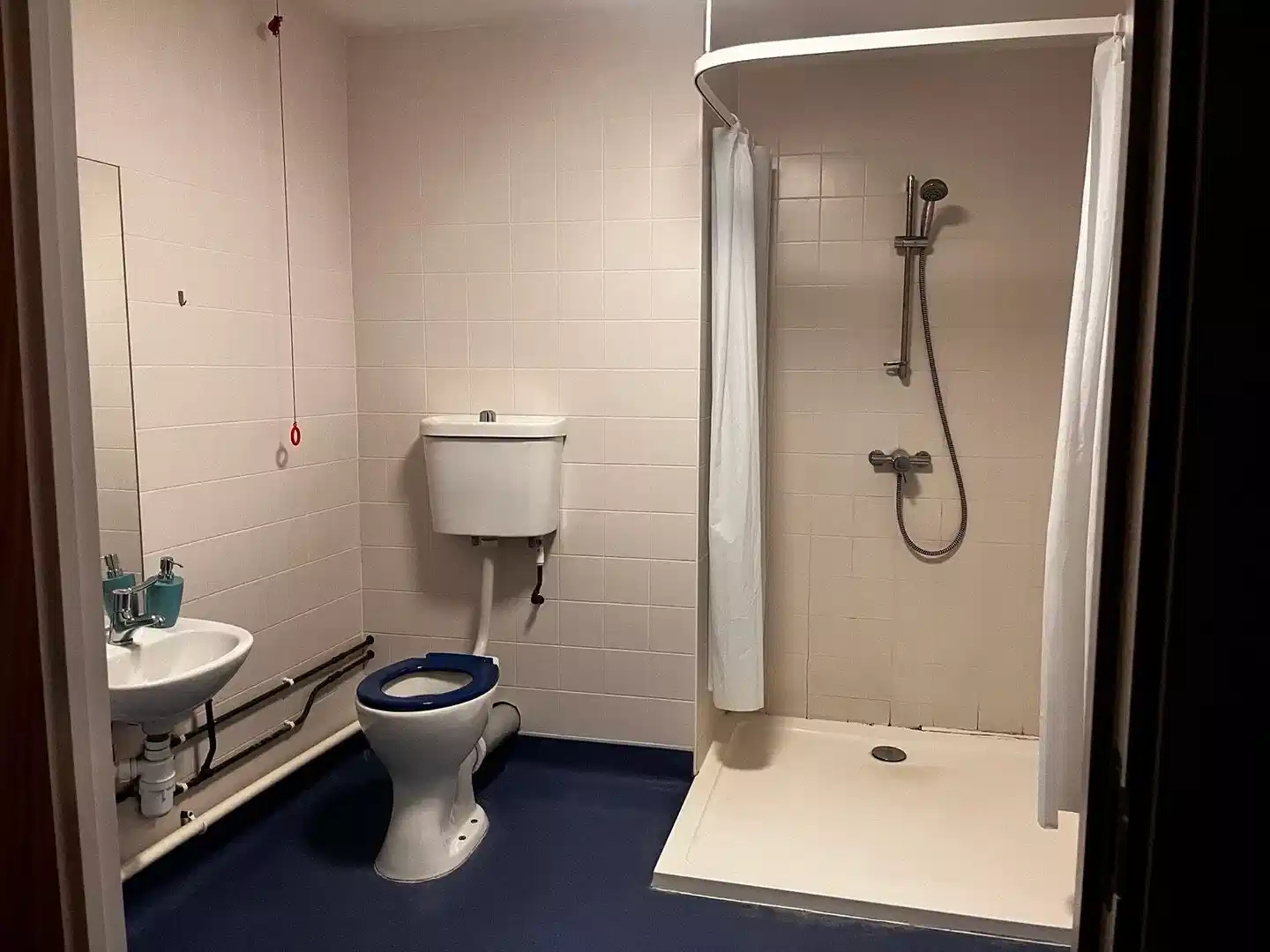 Common Area?w=400&h=260&fit=crop&q=40&auto=format&trim=auto