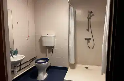 Common Area?w=400&h=260&fit=crop&q=40&auto=format&trim=auto