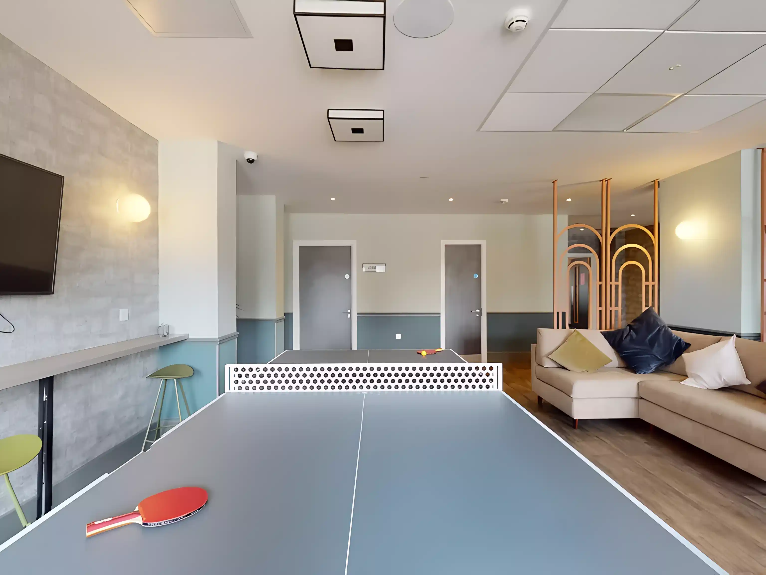 Bedroom?w=400&h=260&fit=crop&q=40&auto=format&trim=auto