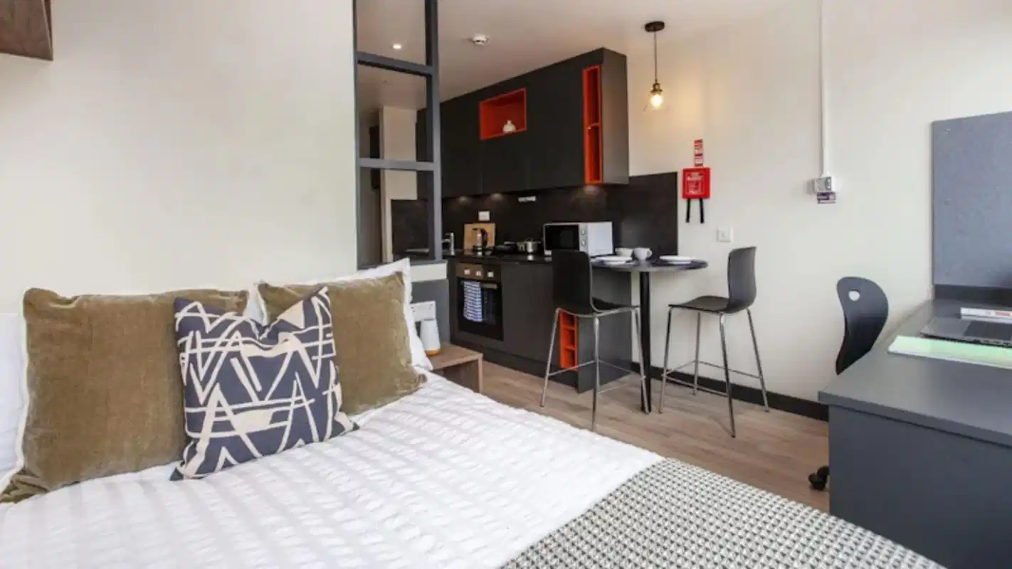 Common Area?w=400&h=260&fit=crop&q=40&auto=format&trim=auto