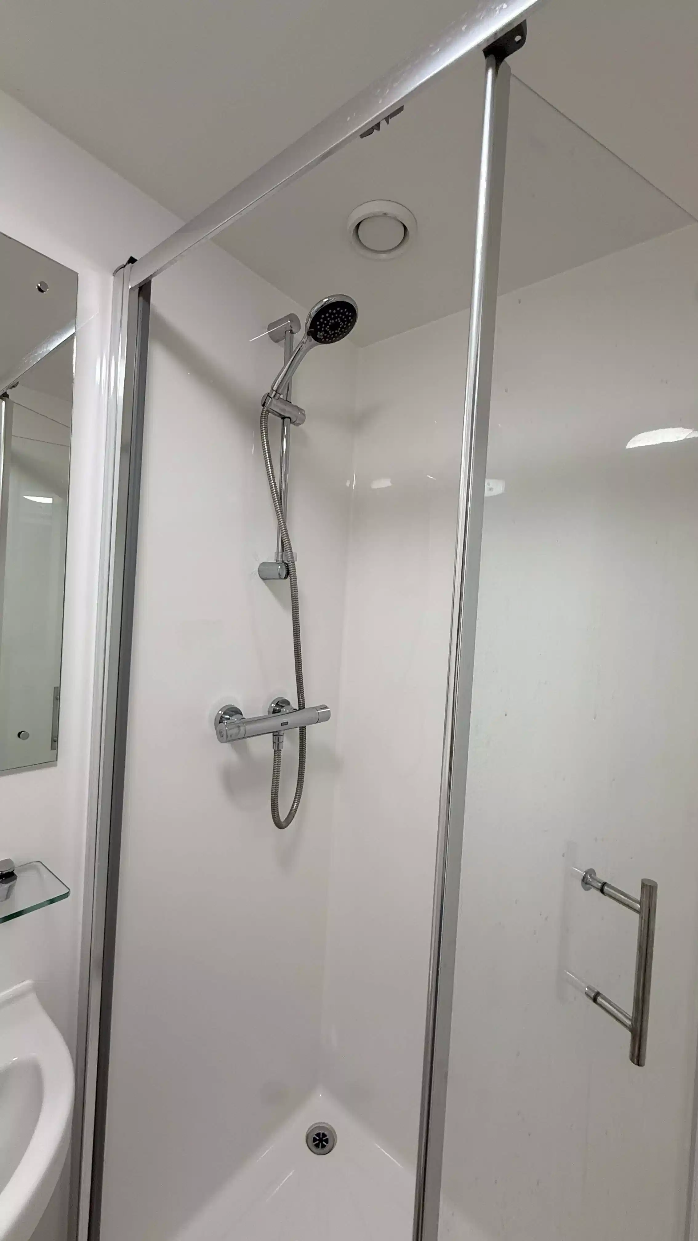 Exterior?w=400&h=260&fit=crop&q=40&auto=format&trim=auto