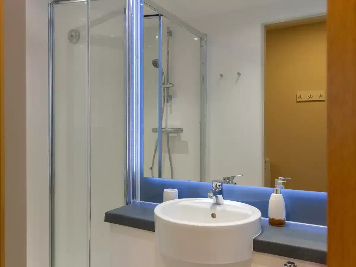 Common Area?w=400&h=260&fit=crop&q=40&auto=format&trim=auto