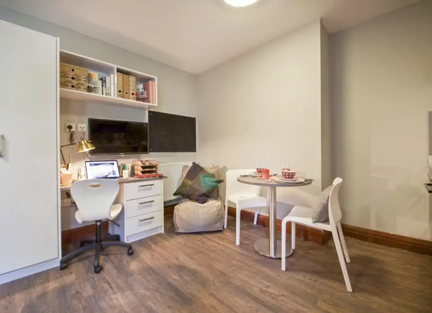 Exterior?w=400&h=260&fit=crop&q=40&auto=format&trim=auto