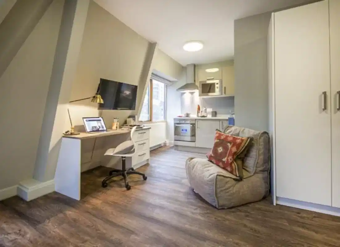 Exterior?w=400&h=260&fit=crop&q=40&auto=format&trim=auto