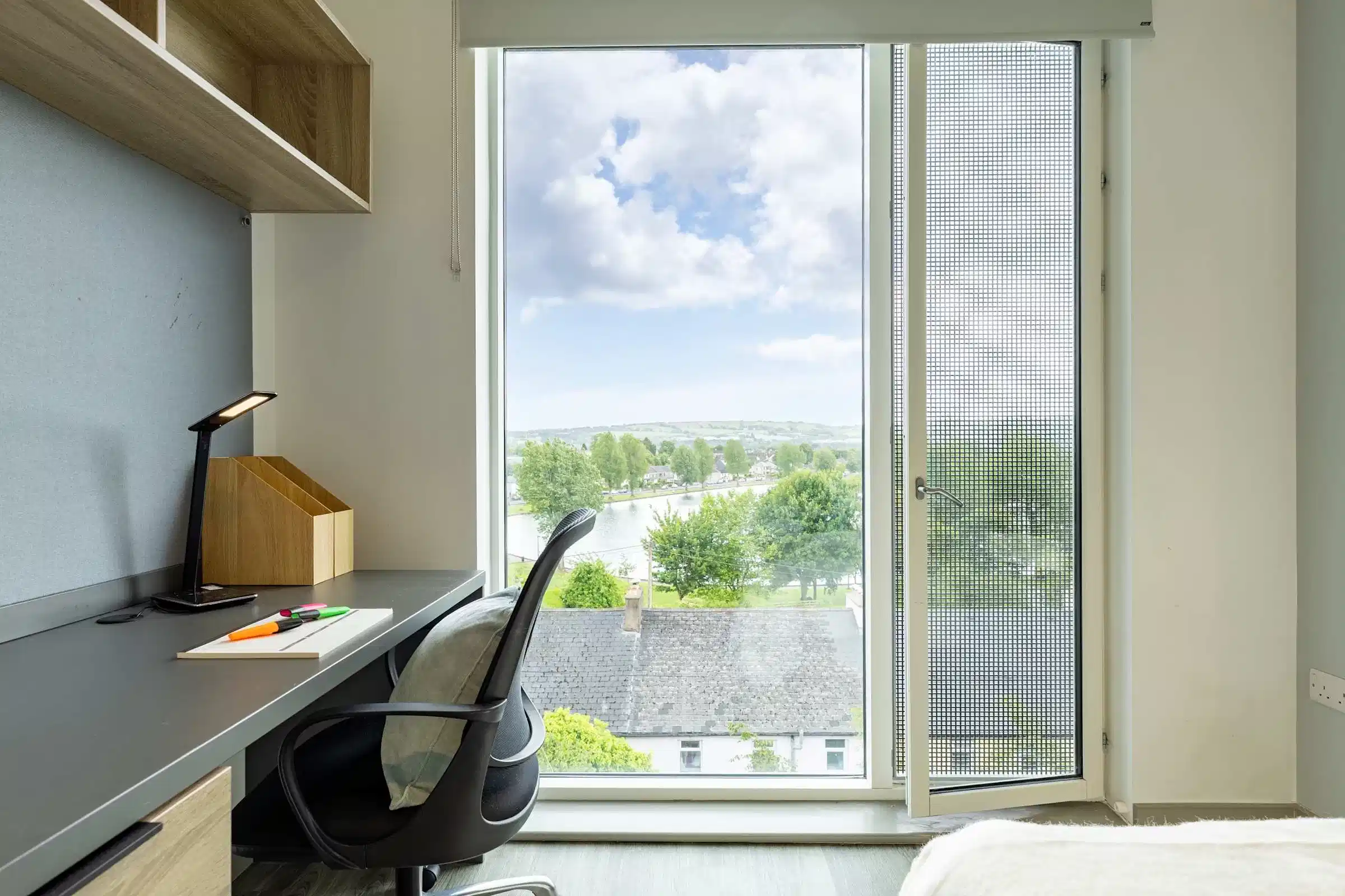 Exterior?w=400&h=260&fit=crop&q=40&auto=format&trim=auto