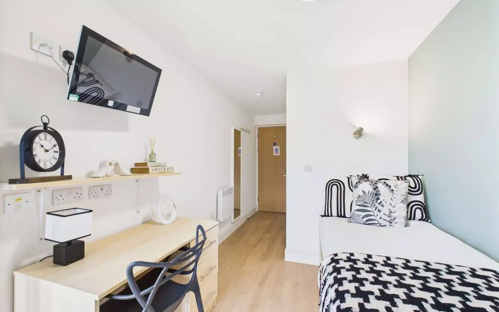 Common Area?w=400&h=260&fit=crop&q=40&auto=format&trim=auto