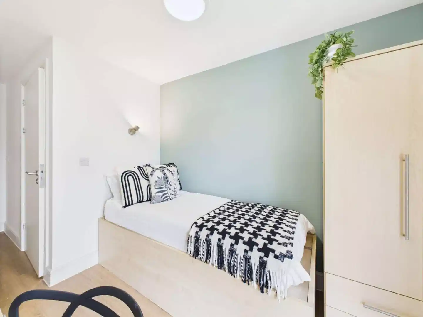 Common Area?w=400&h=260&fit=crop&q=40&auto=format&trim=auto