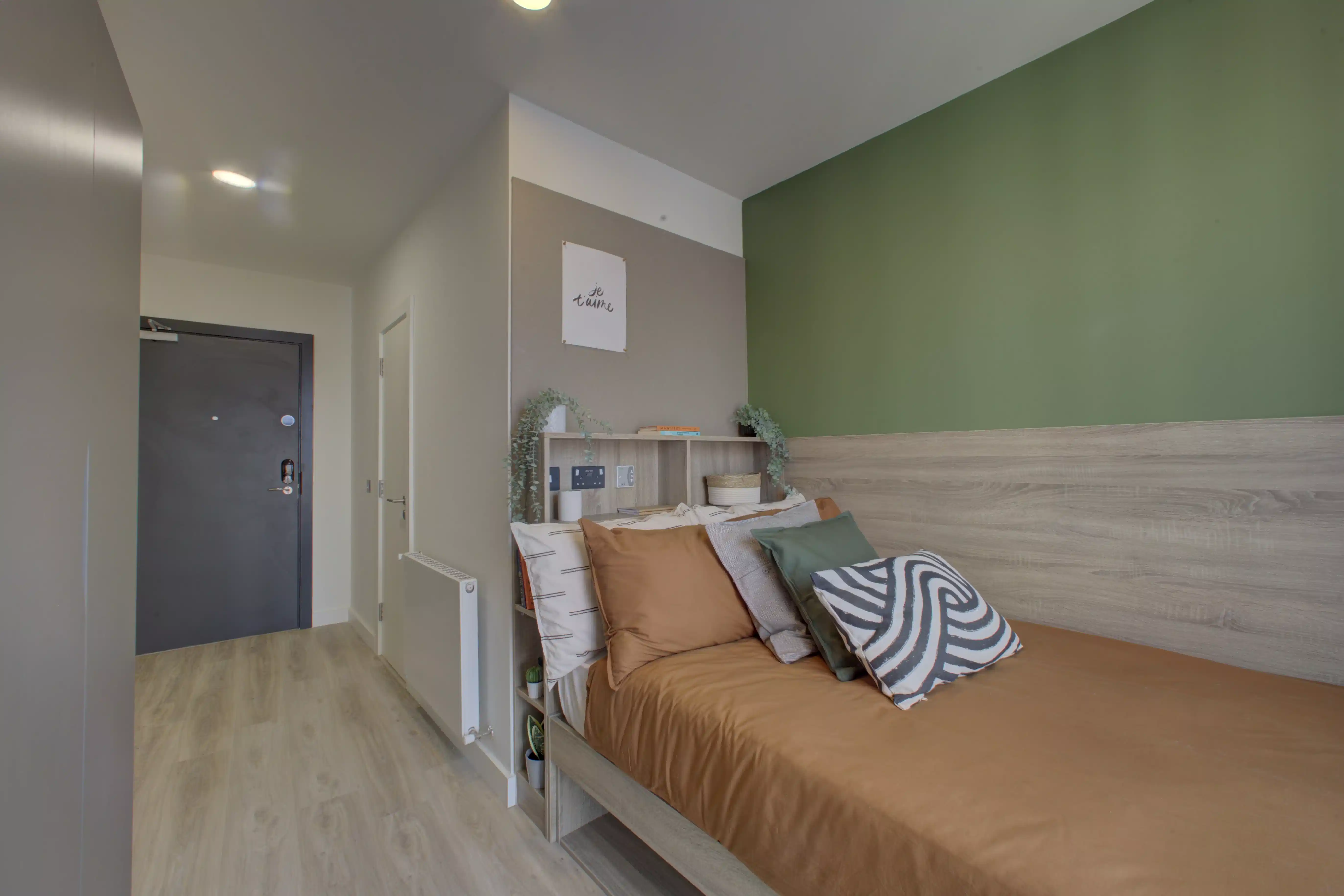 Common Area?w=400&h=260&fit=crop&q=40&auto=format&trim=auto