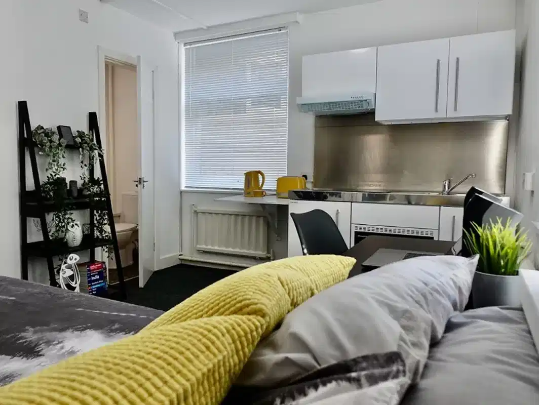 Exterior?w=400&h=260&fit=crop&q=40&auto=format&trim=auto