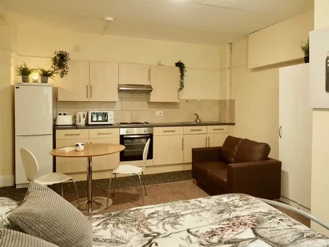 Common Area?w=400&h=260&fit=crop&q=40&auto=format&trim=auto