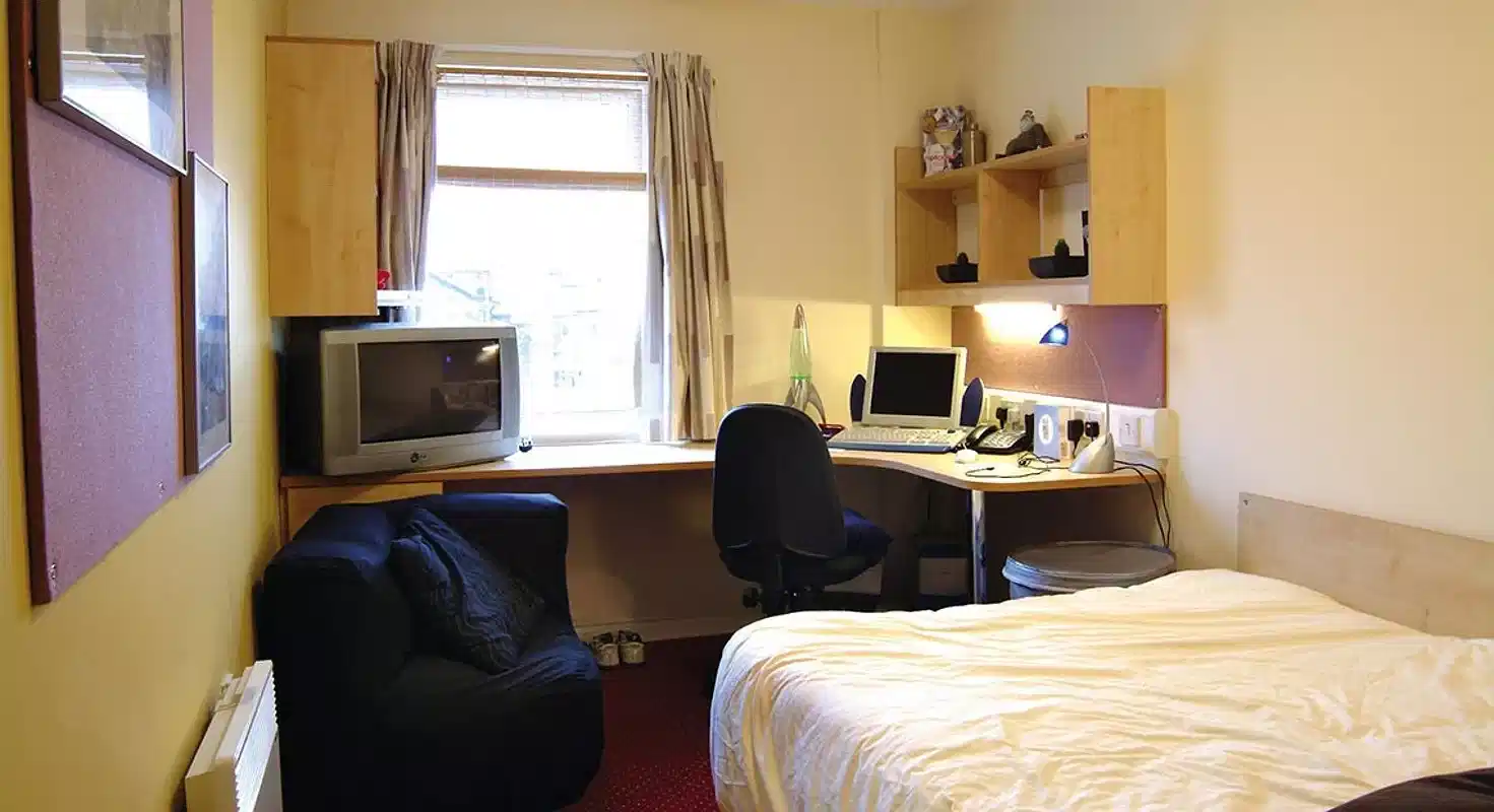 Common Area?w=400&h=260&fit=crop&q=40&auto=format&trim=auto