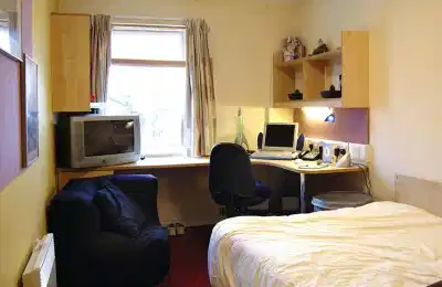 Common Area?w=400&h=260&fit=crop&q=40&auto=format&trim=auto