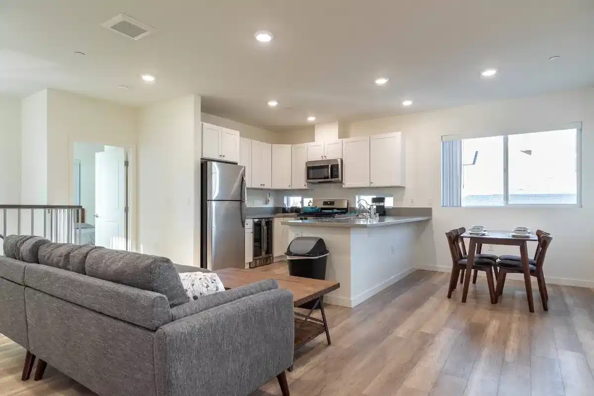 Exterior?w=400&h=260&fit=crop&q=40&auto=format&trim=auto