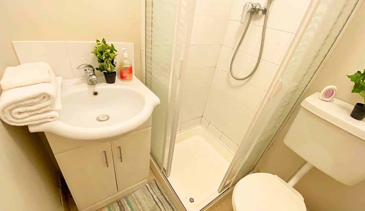 Common Area?w=400&h=260&fit=crop&q=40&auto=format&trim=auto