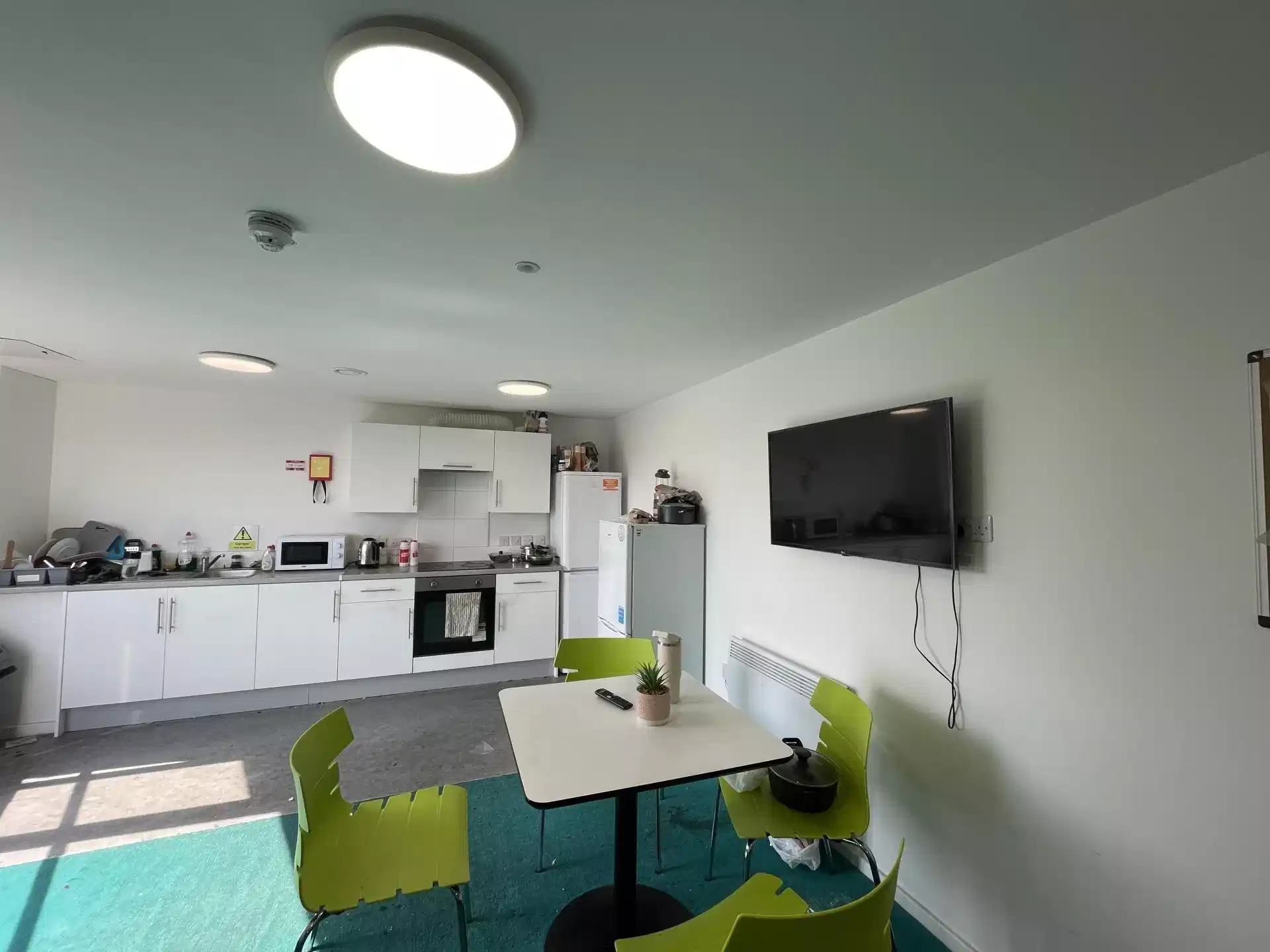 Common Area?w=400&h=260&fit=crop&q=40&auto=format&trim=auto