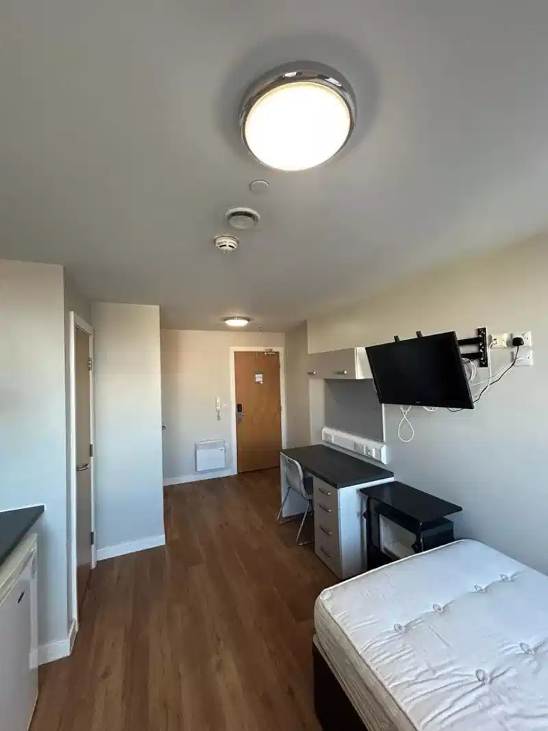 Classic Studio - Bedroom?w=400&h=260&fit=crop&q=40&auto=format&trim=auto