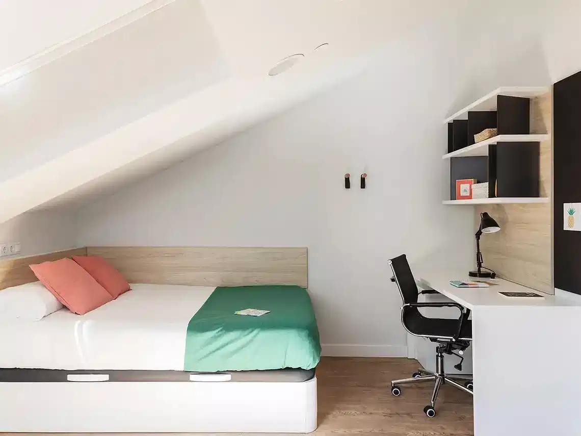 Exterior?w=400&h=260&fit=crop&q=40&auto=format&trim=auto