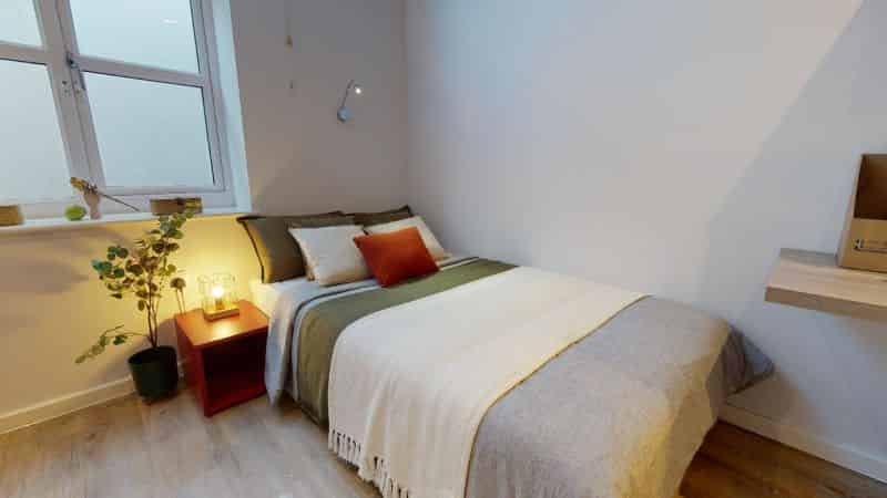 Medium Roomy Studio Lower