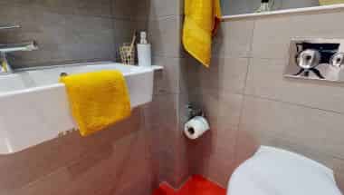 Large En Suite Middle