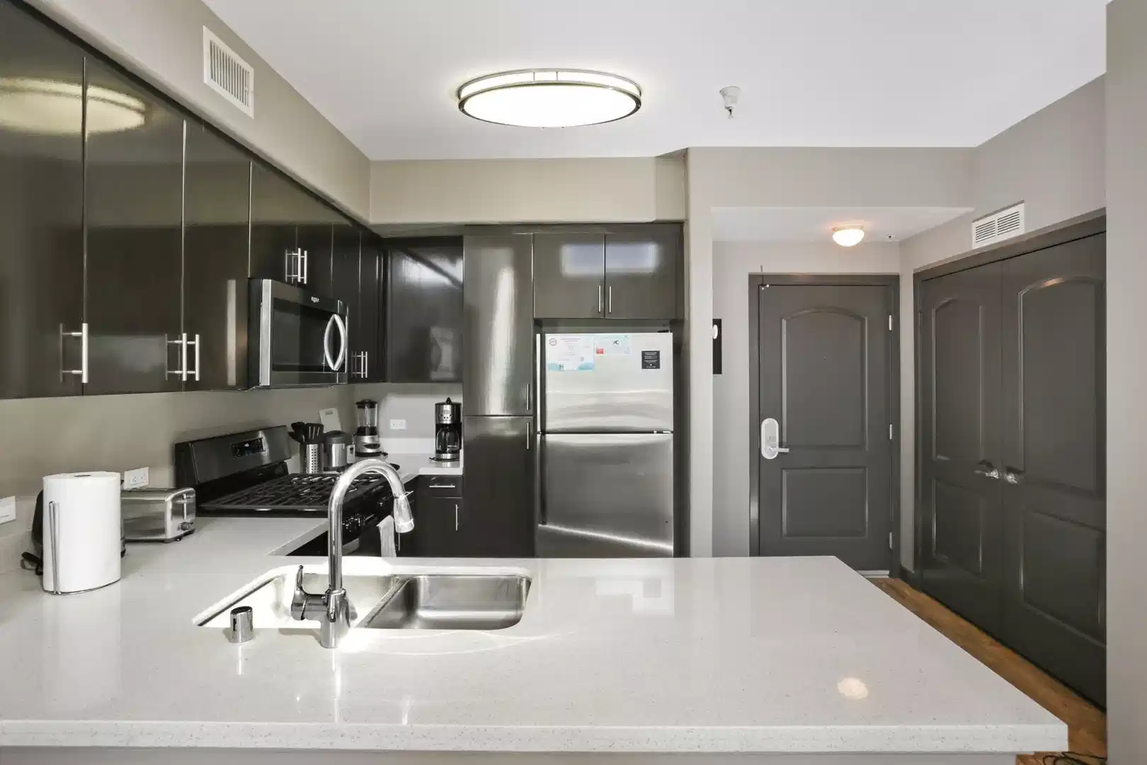 Amenities?w=400&h=260&fit=crop&q=40&auto=format&trim=auto