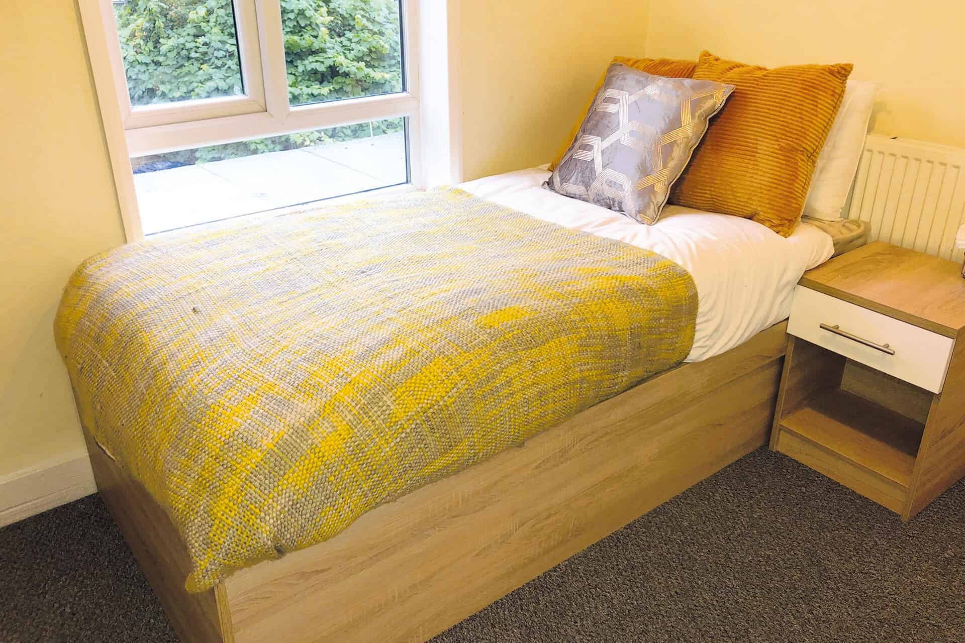 Bedroom?w=400&h=260&fit=crop&q=40&auto=format&trim=auto