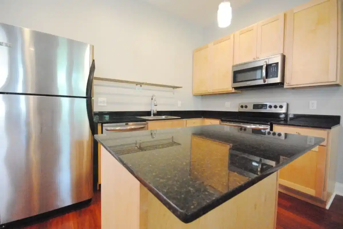 Common Area?w=400&h=260&fit=crop&q=40&auto=format&trim=auto