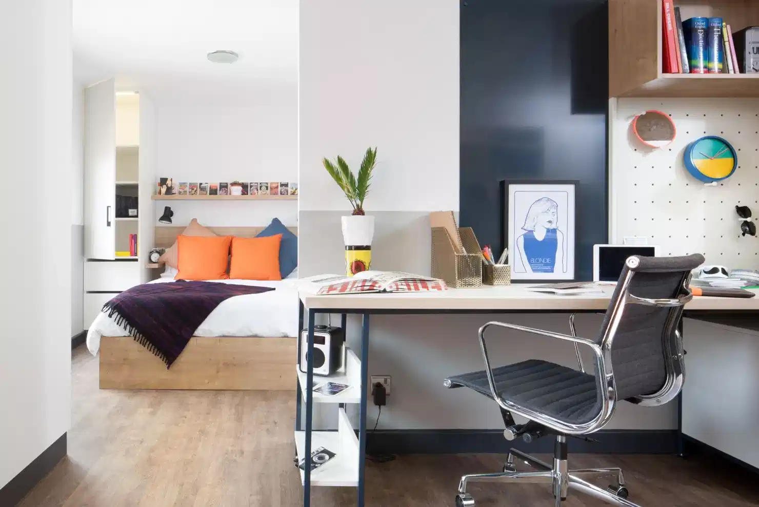 Exterior?w=400&h=260&fit=crop&q=40&auto=format&trim=auto