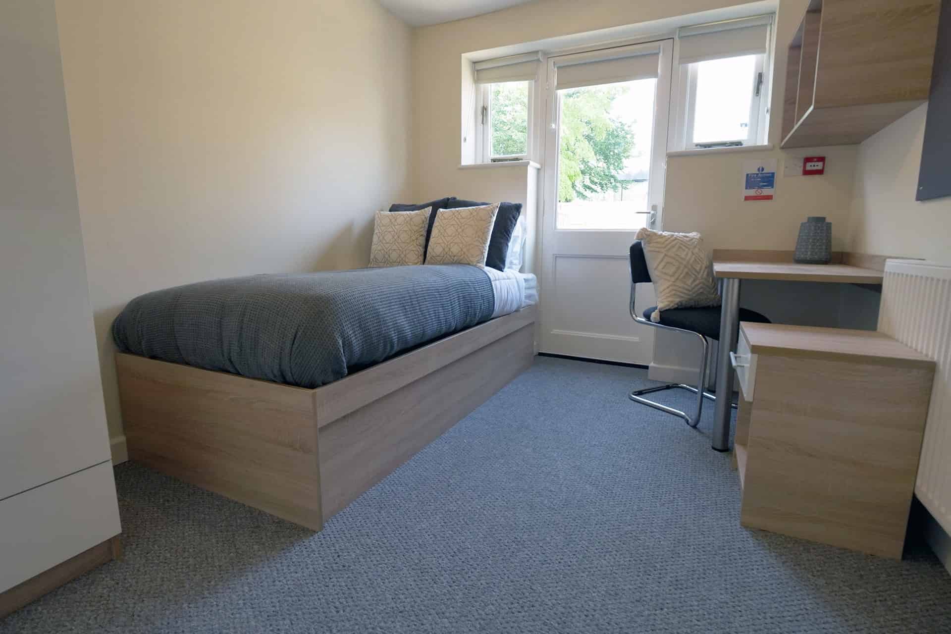 Exterior?w=400&h=260&fit=crop&q=40&auto=format&trim=auto