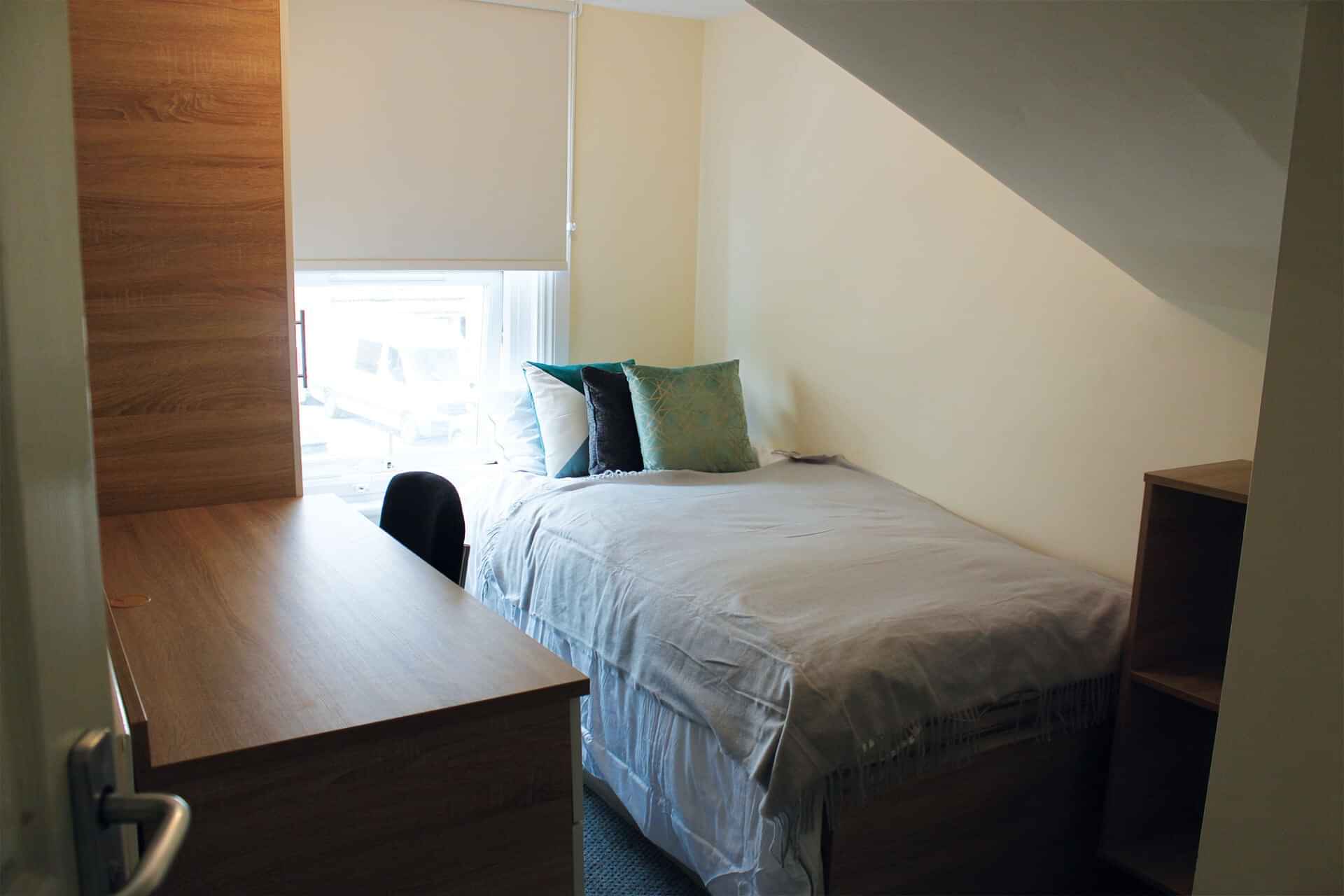 Bathroom?w=400&h=260&fit=crop&q=40&auto=format&trim=auto