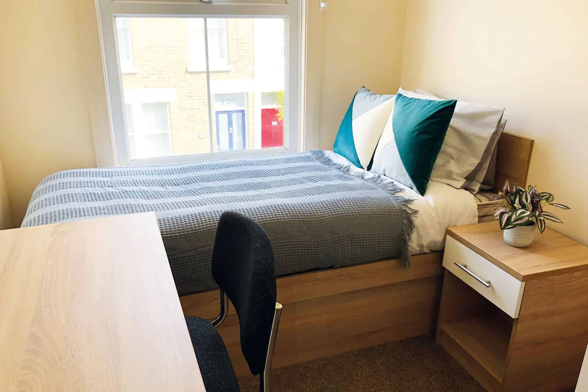 Exterior?w=400&h=260&fit=crop&q=40&auto=format&trim=auto