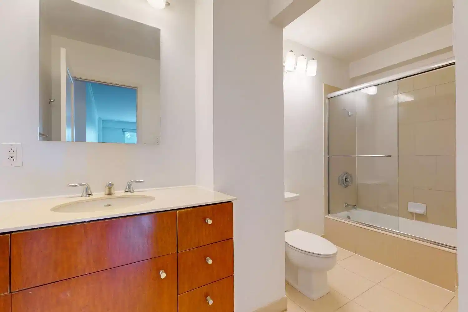 Exterior?w=400&h=260&fit=crop&q=40&auto=format&trim=auto