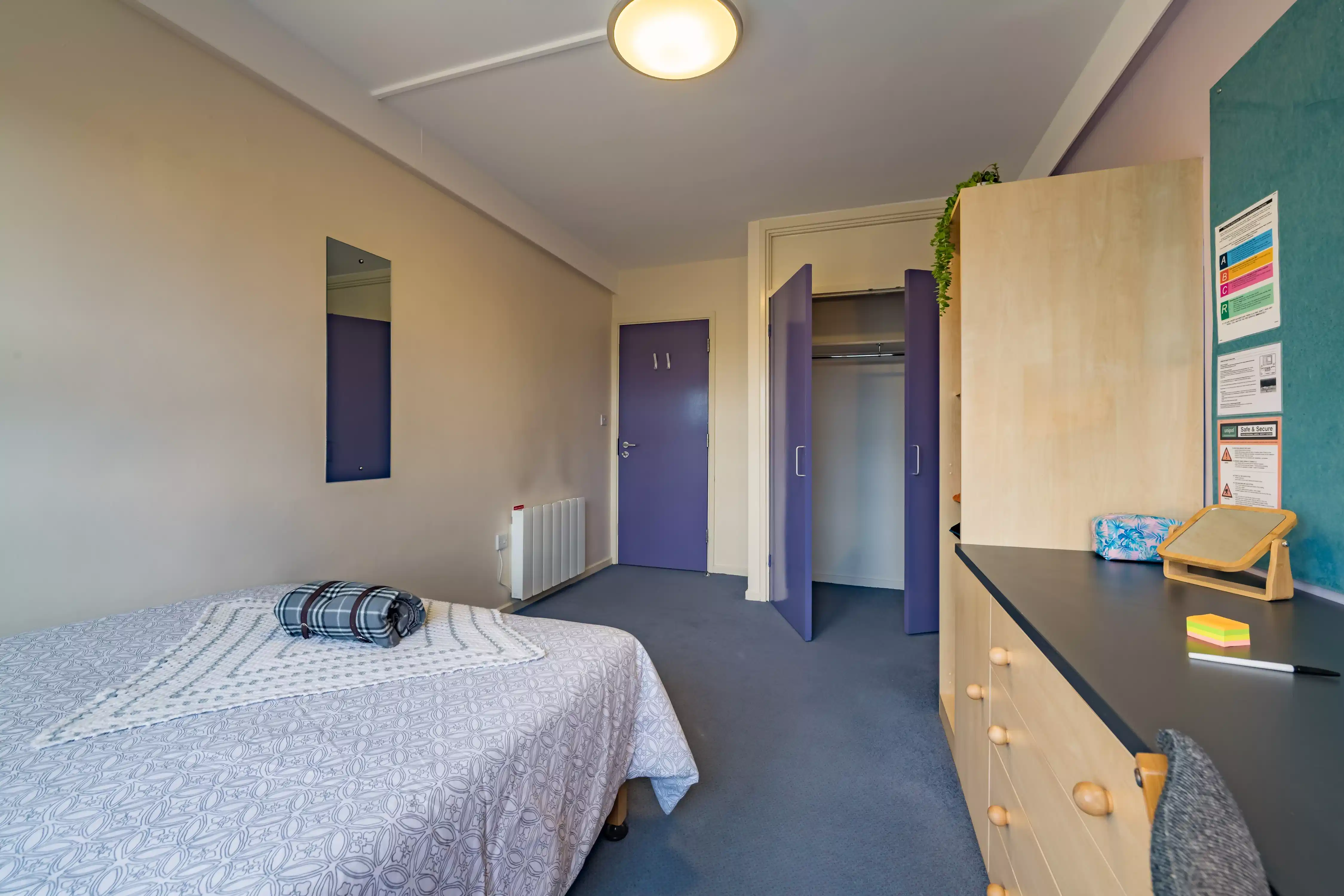 Exterior?w=400&h=260&fit=crop&q=40&auto=format&trim=auto