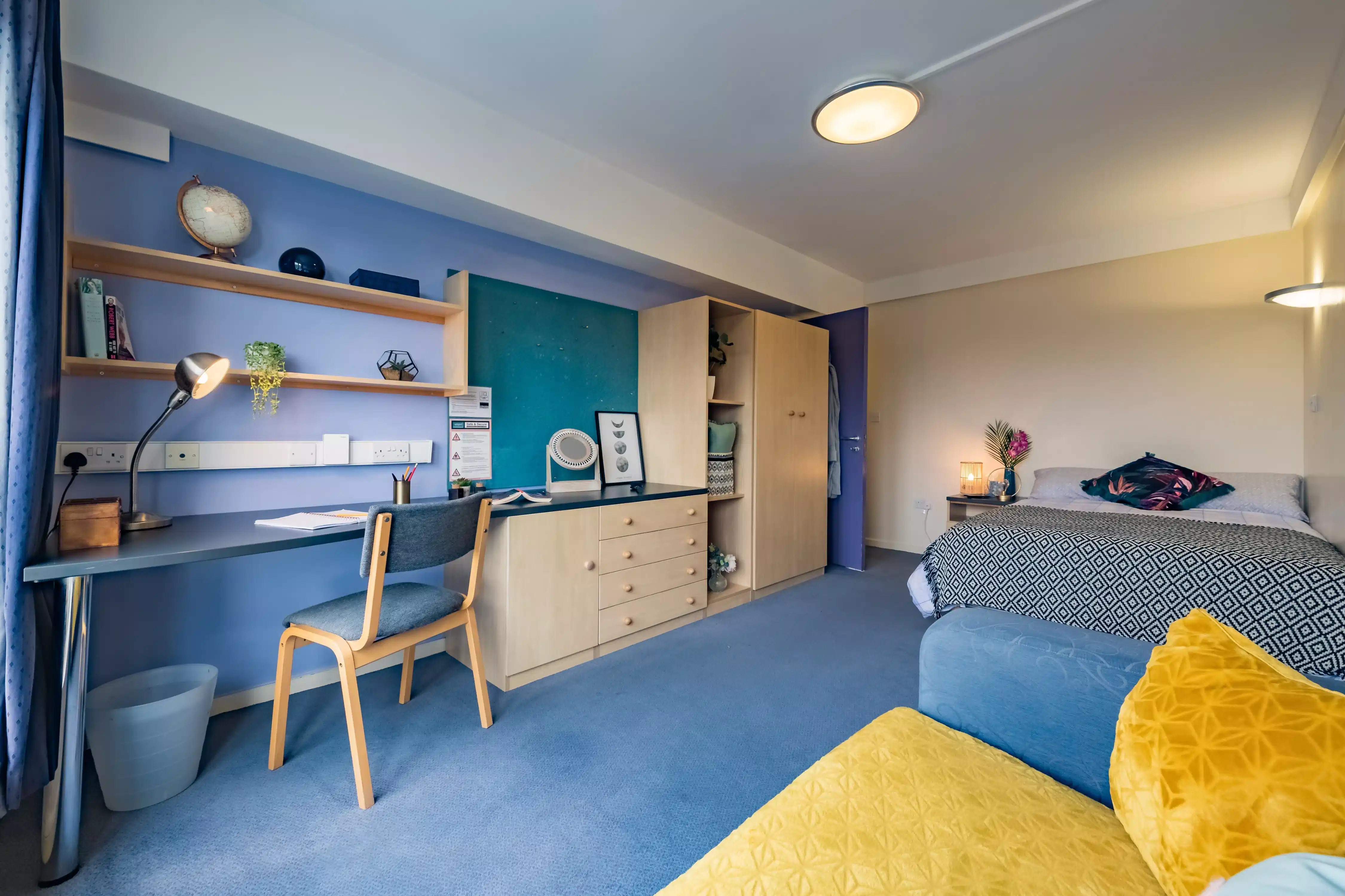 Exterior?w=400&h=260&fit=crop&q=40&auto=format&trim=auto