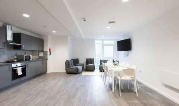 Common Area?w=400&h=260&fit=crop&q=40&auto=format&trim=auto