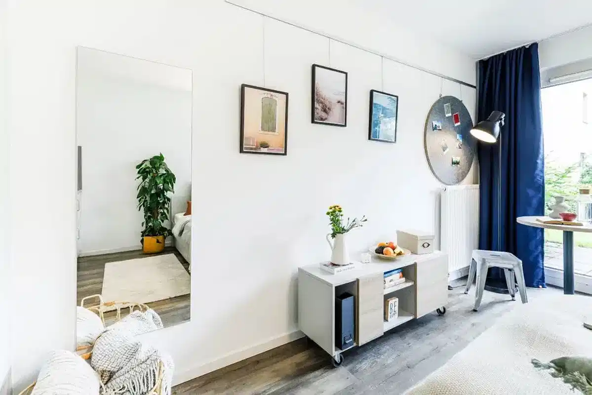 Exterior?w=400&h=260&fit=crop&q=40&auto=format&trim=auto