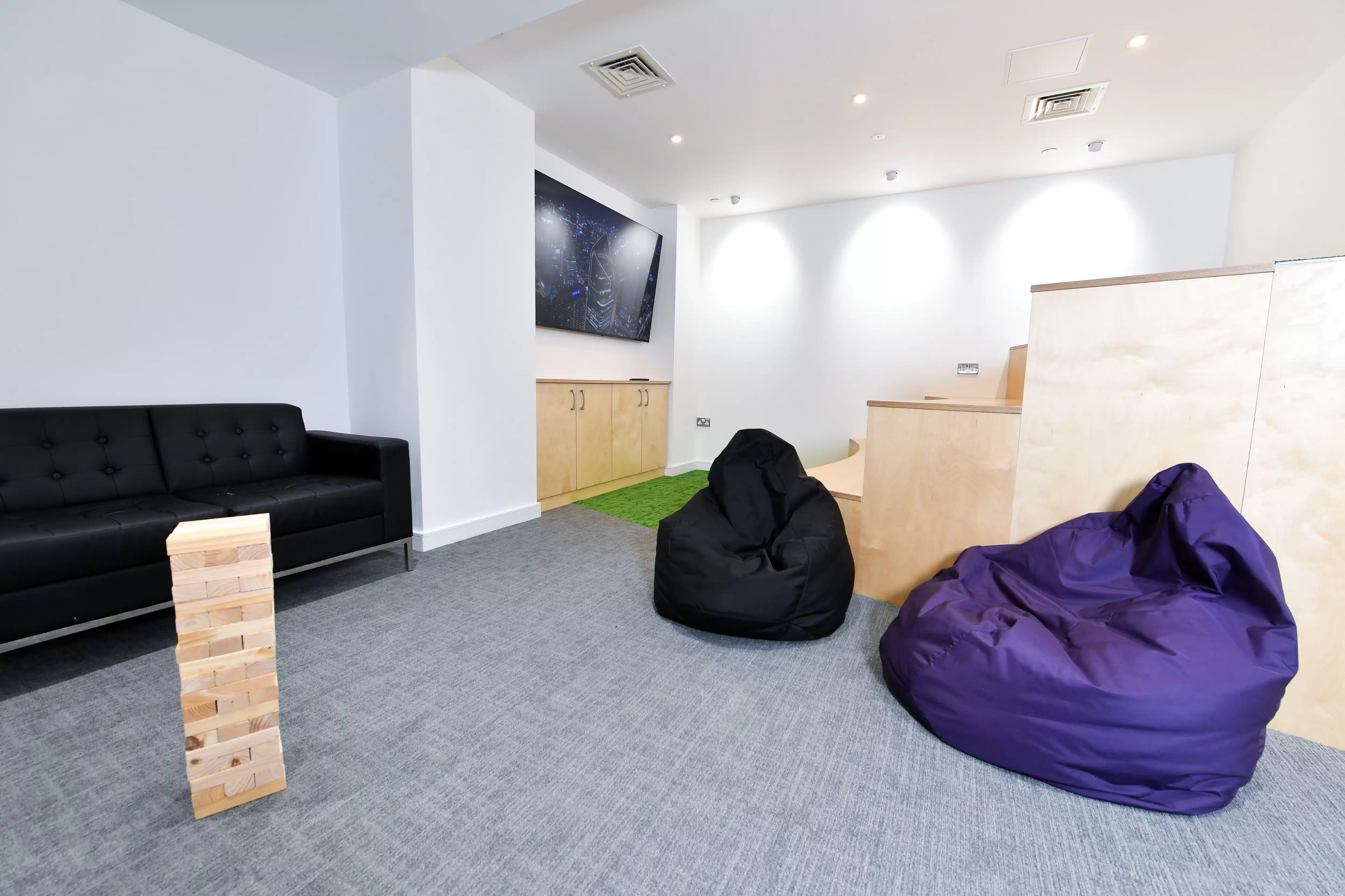 Bedroom?w=400&h=260&fit=crop&q=40&auto=format&trim=auto