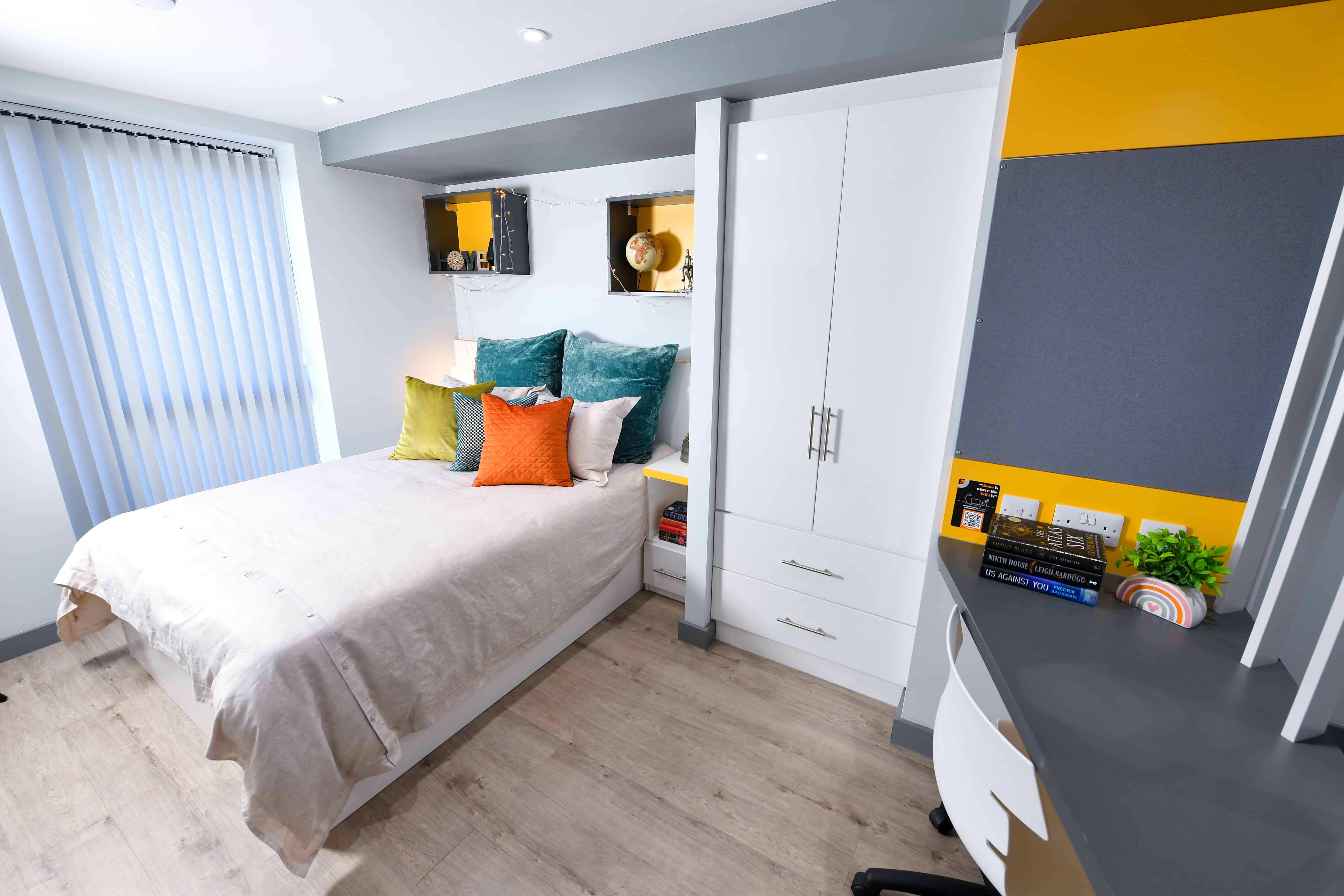 Amenities?w=400&h=260&fit=crop&q=40&auto=format&trim=auto