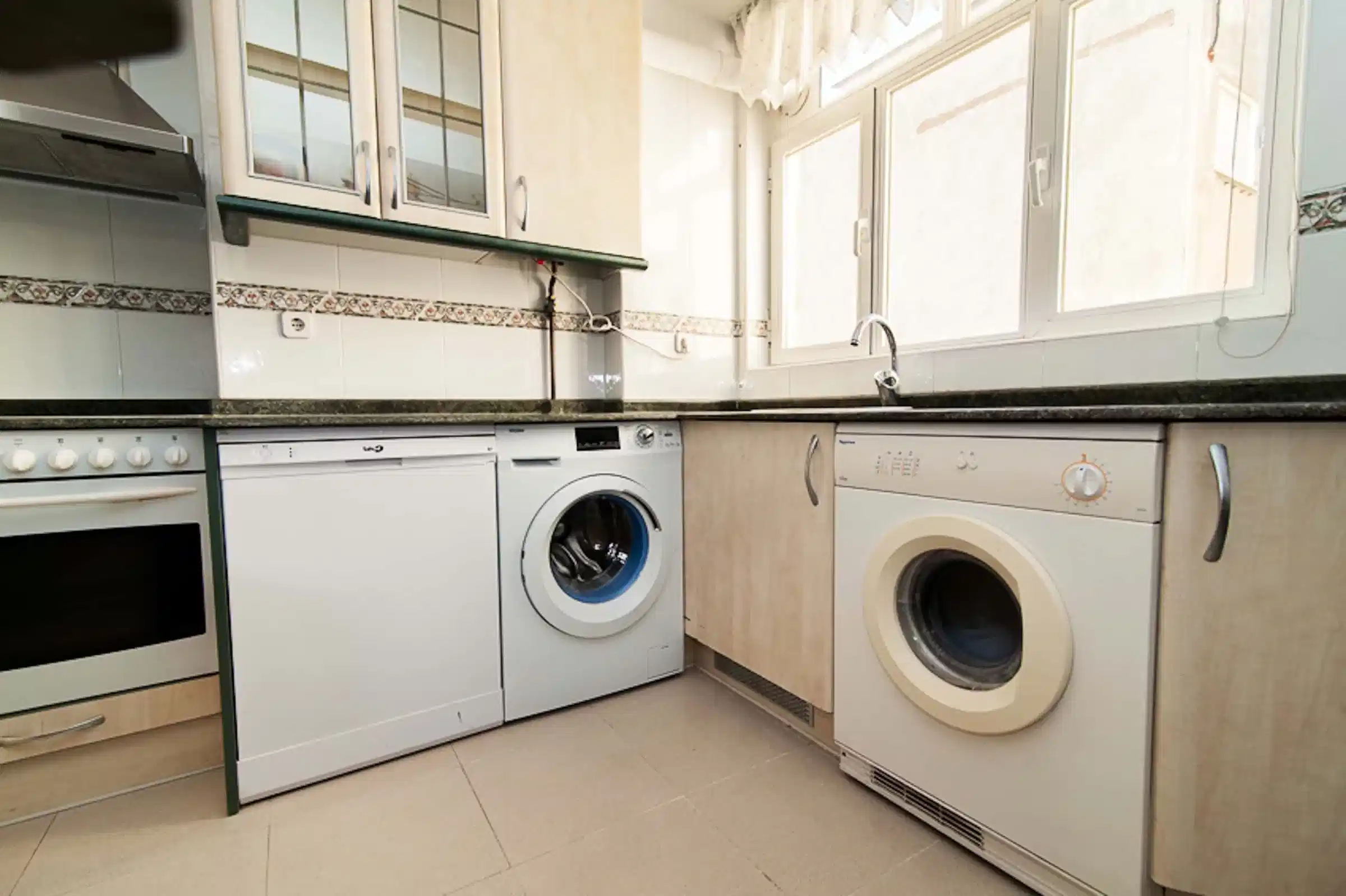 Common Area?w=400&h=260&fit=crop&q=40&auto=format&trim=auto