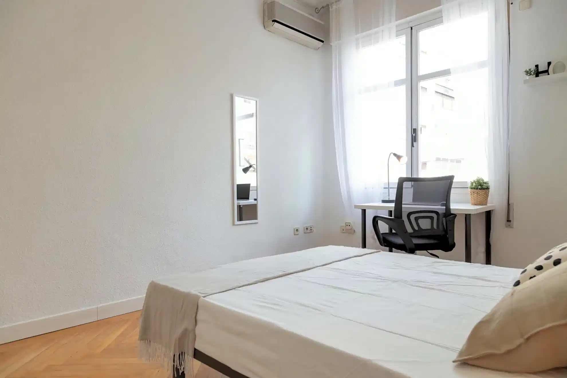 Common Area?w=400&h=260&fit=crop&q=40&auto=format&trim=auto