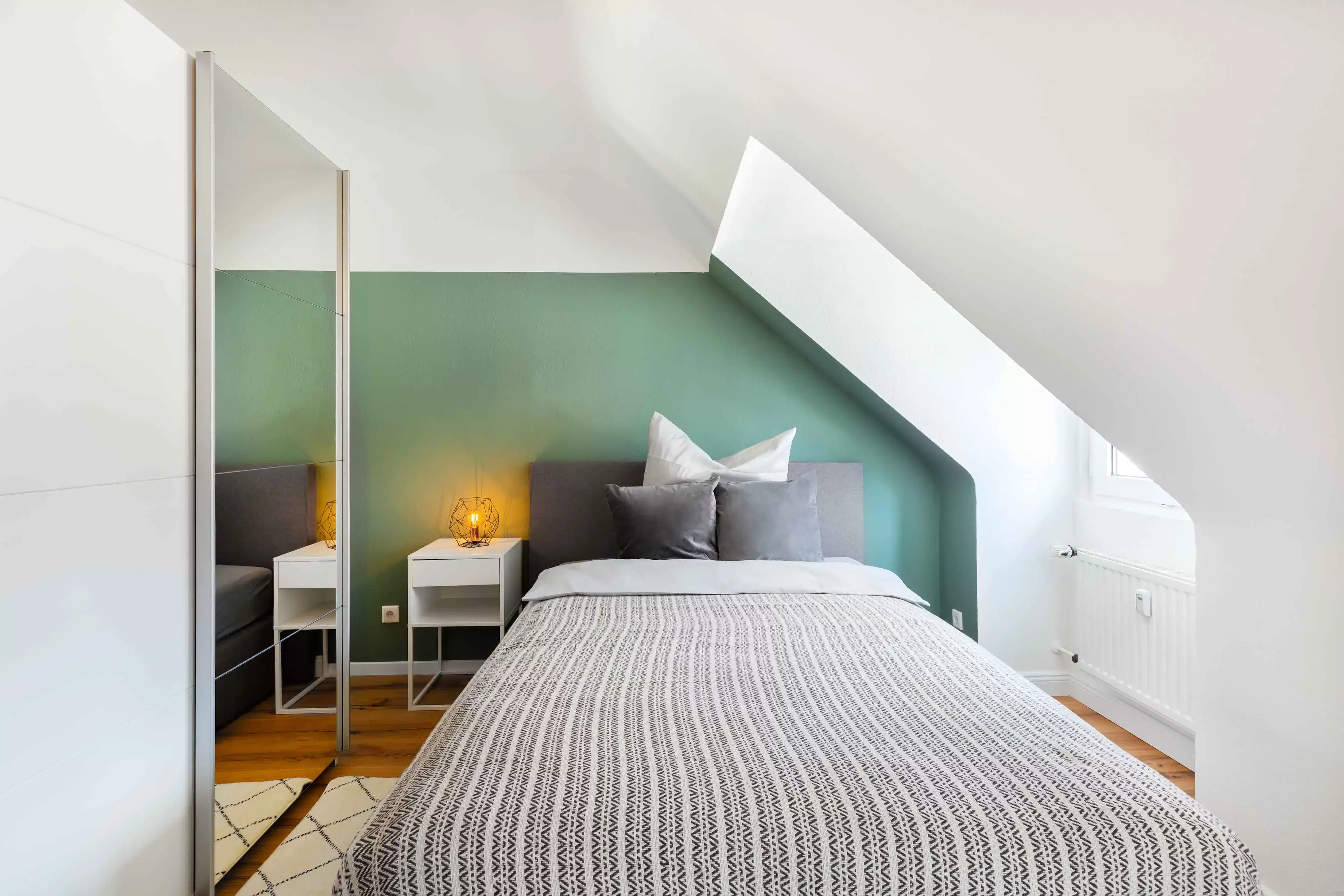 Exterior?w=400&h=260&fit=crop&q=40&auto=format&trim=auto