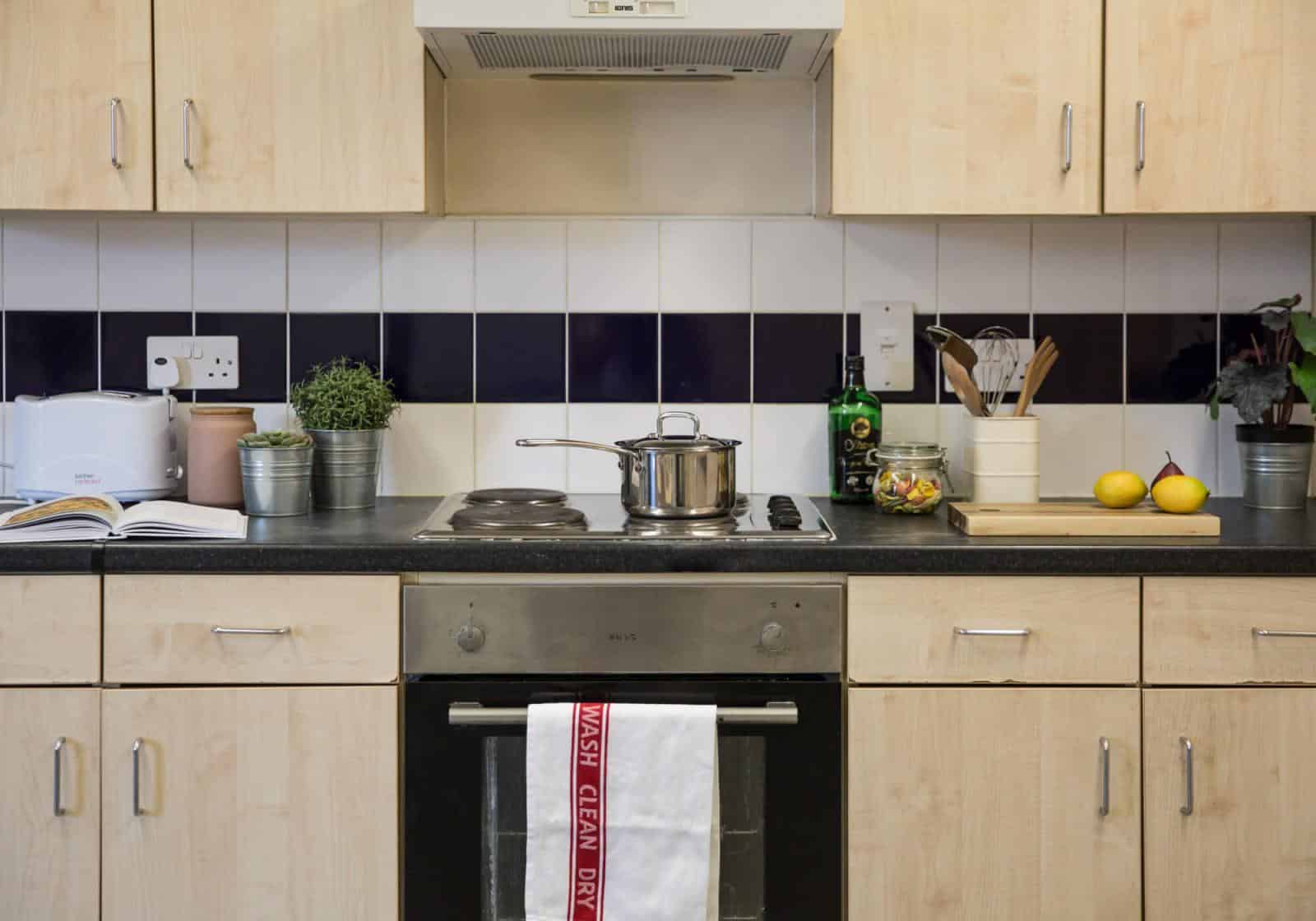 Common Area?w=400&h=260&fit=crop&q=40&auto=format&trim=auto