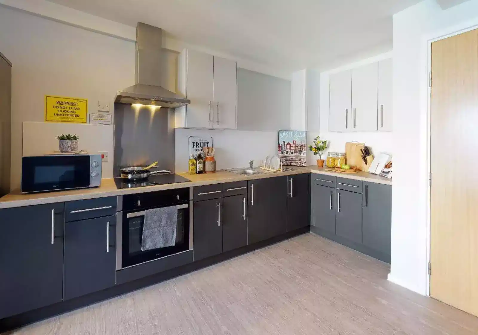 Exterior?w=400&h=260&fit=crop&q=40&auto=format&trim=auto